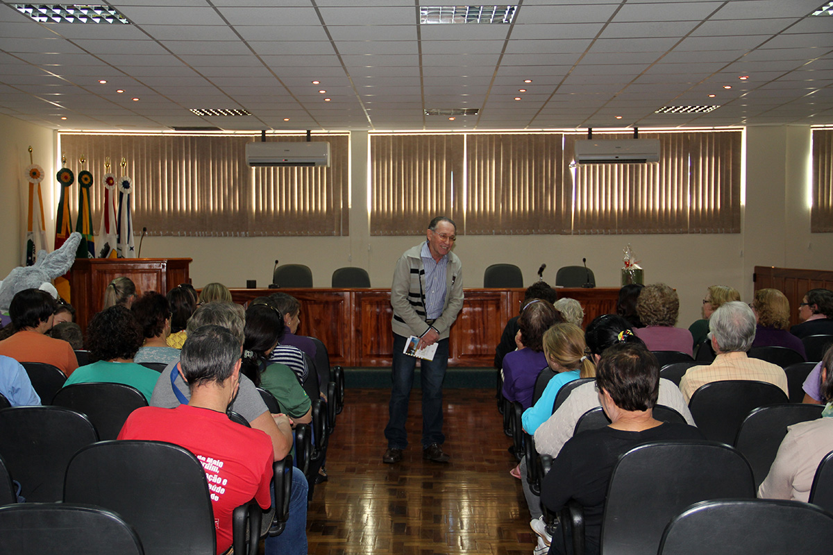 IDOSOS PARTICIPAM DE PALESTRA COM TERAPEUTA HOLÍSTICO